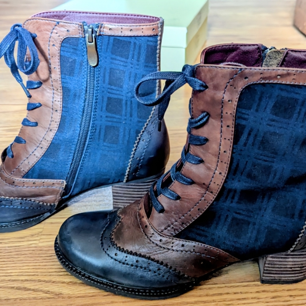 Women's L'Artiste Danderie Leather Lace-up, Wing Tip, Navy Plaid Boots. 39(8.5)